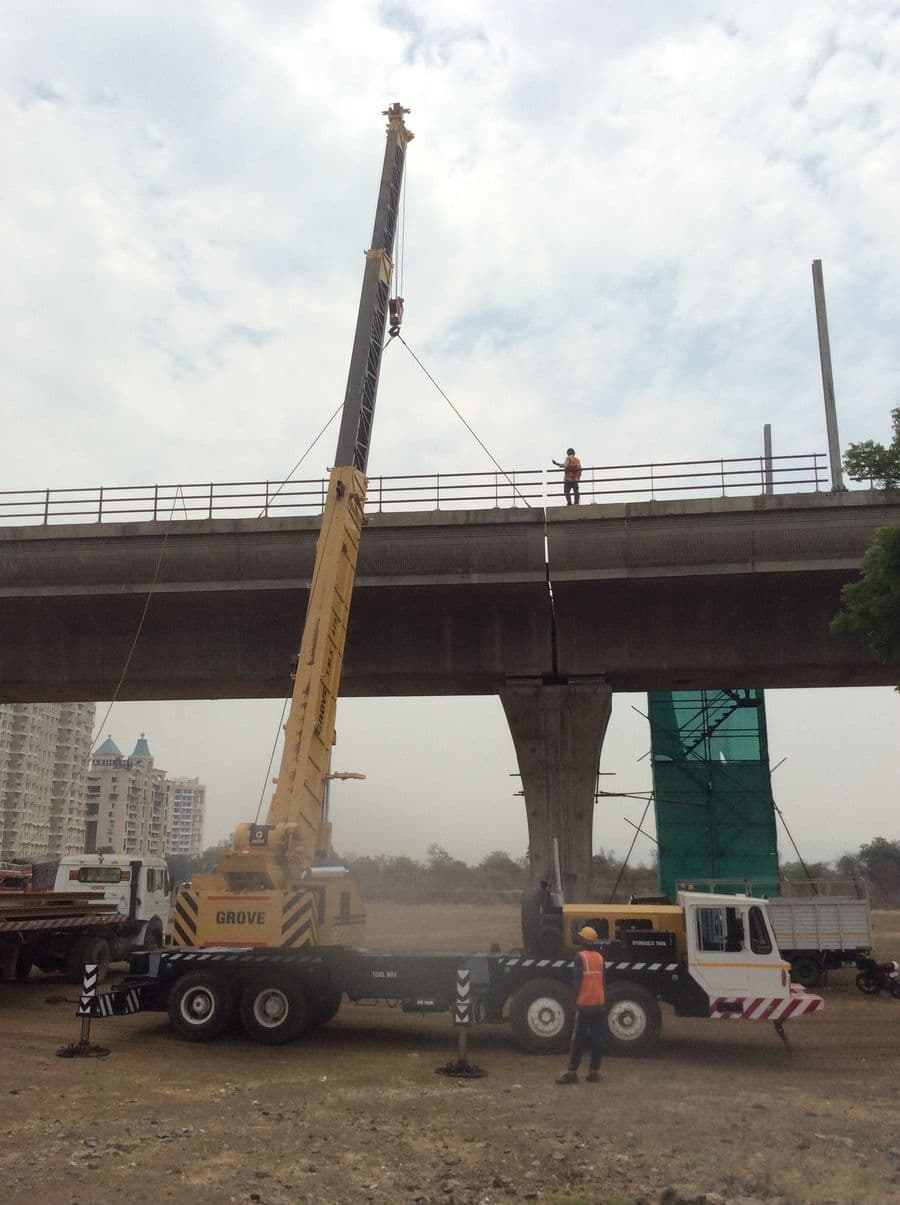 Girder erection with cranes at a high-level bridge